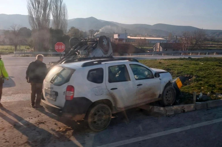 Otomobillerin kavşakta çarpışmasıyla 5 kişi yaralandı