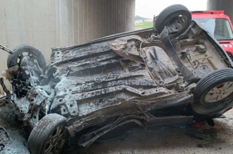 Otoyol köprüsünden düşen araç nedeniyle 2 kişi hayatını kaybetti, 3 kişi yaralandı