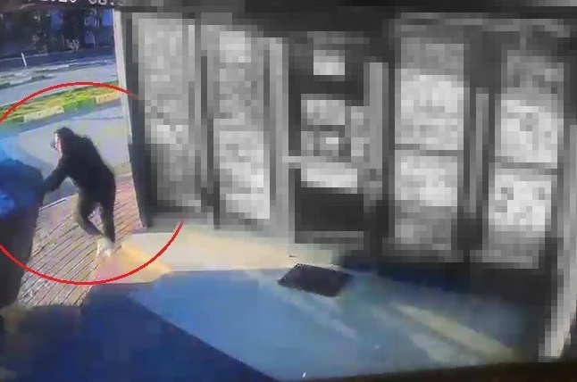 Oturduğu yerde aracın altında kalmaktan saniyelerle ile kurtuldu, o anlar güvenlik kamerasına yansıdı