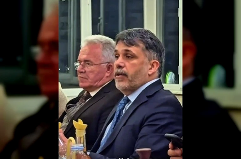 Övgü dolu konuşma sosyal medyada farklı yorumlara neden oldu 