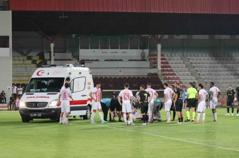 Oyuna girdi 1 dakika sonra ayağı burkuldu: Sahaya ambulans girdi 