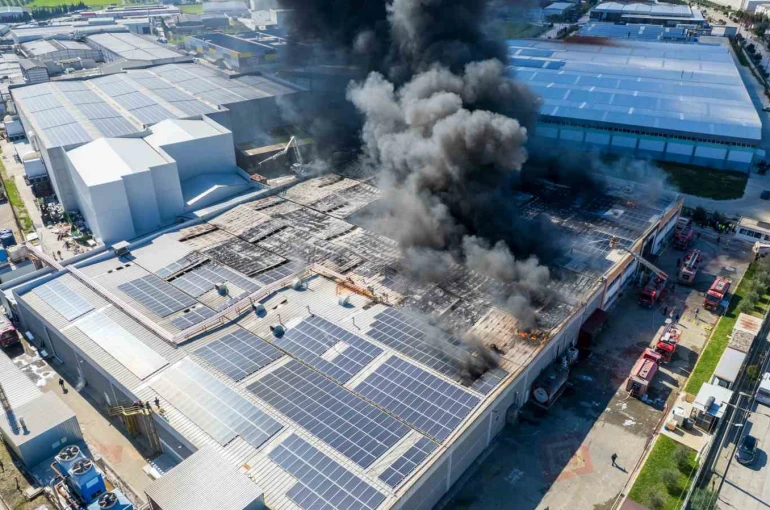 Oyuncak fabrikasındaki yangın dronla görüntülendi