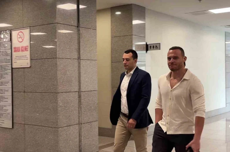 Oyuncu Kerem Bursin: "AHBAP Derneğine 200 bin TL bağışta bulundum"