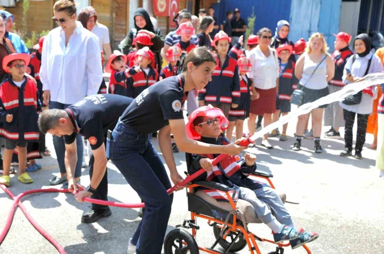 Özel çocuklar itfaiyeci oldu 