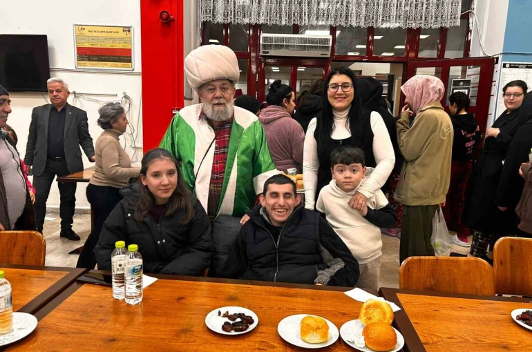 Özel çocuklar ve üniversiteliler iftar sofrasında buluştu