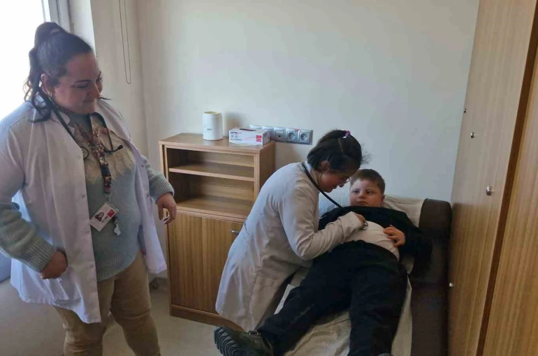 Özel eğitim öğrencileri hastane korkularını beyaz önlükle yendi 