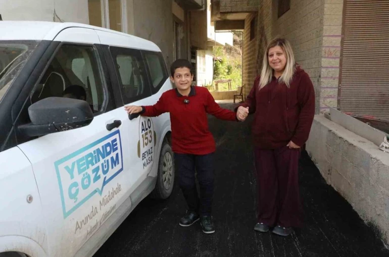 Özel gereksinimli birey Sebahattin, evinin bulunduğu sokakta rahatça yürüyebilsin diye yollar asfaltlandı 