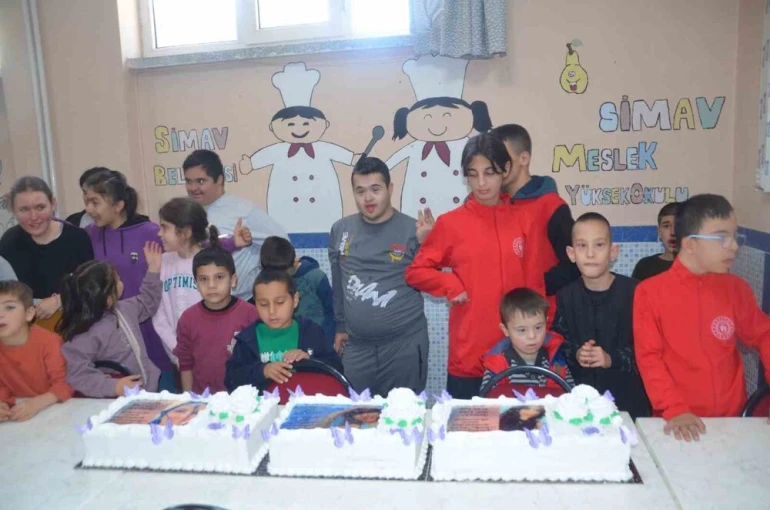 Özel öğrenciler Yeşim Akbaş’ı doğum gününde andı 