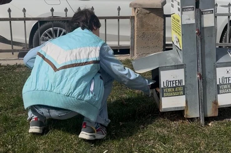 Özel öğrencilerden sokak hayvanlarına mama desteği 
