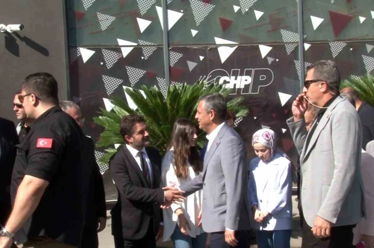 Özgür Özel CHP’nin Sarıyer’de bulunan parti binasına geldi 