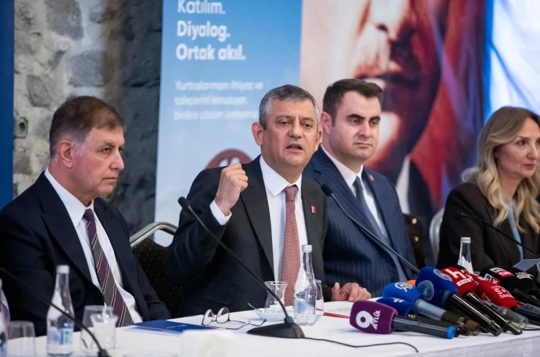 Özgür Özel'den Romanlara mecliste temsil ve bütçe sözü