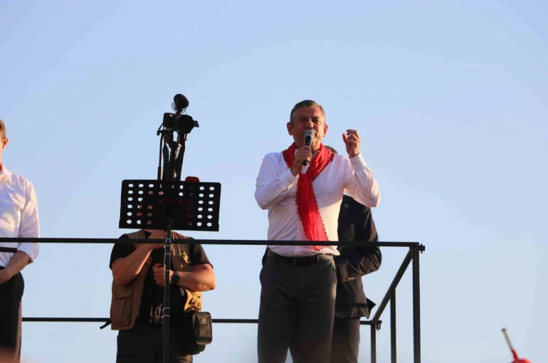 Özgür Özel: "Önümüzden çekilmezseniz, ne kara düzene, ne yargı kollarına, ne de partiye atadığı butlanın kollarına teslim olmayacağız" 