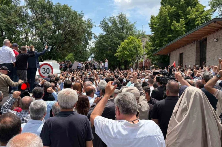 Özgür Özel TBMM önündeki kalabalığa seslendi
