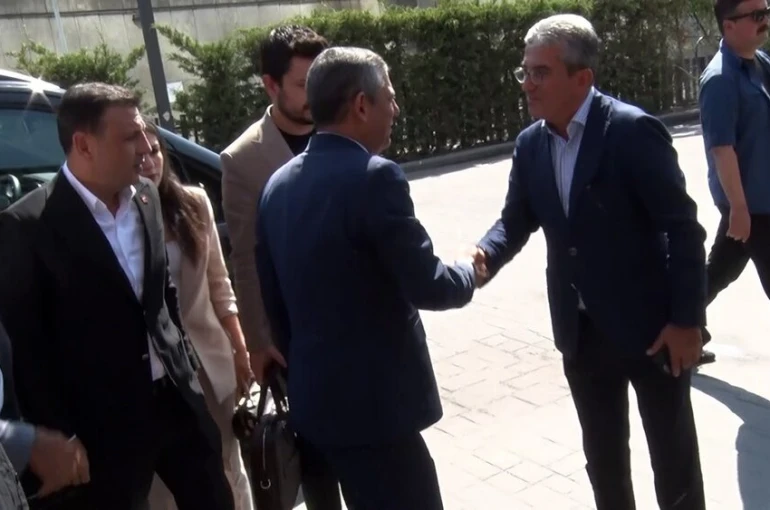 Özgür Özel ve DEM Parti heyeti CHP’nin Sarıyer’deki binasına geldi 