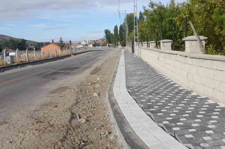 Özükavak Belediyesi’nden Şeyhyakup Caddesi’nde kaldırım düzenlemesi 