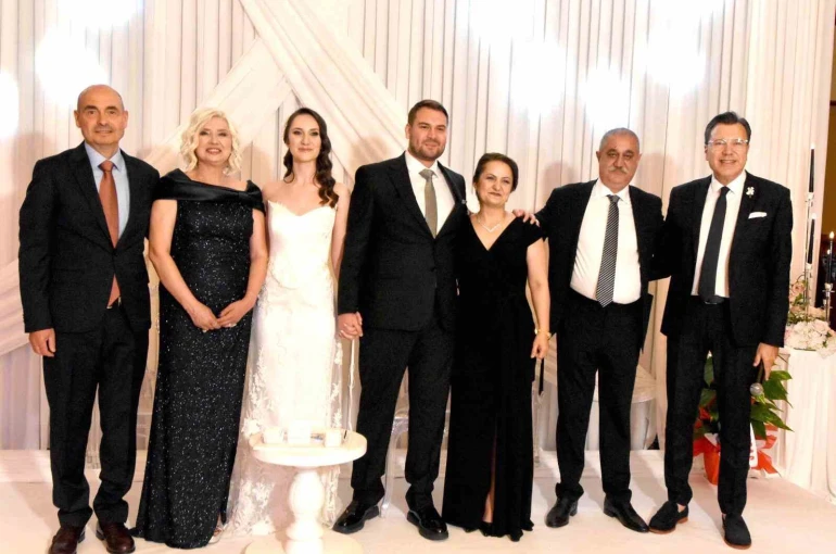 Özyapar ve Handır ailelerinin mutlu günü 