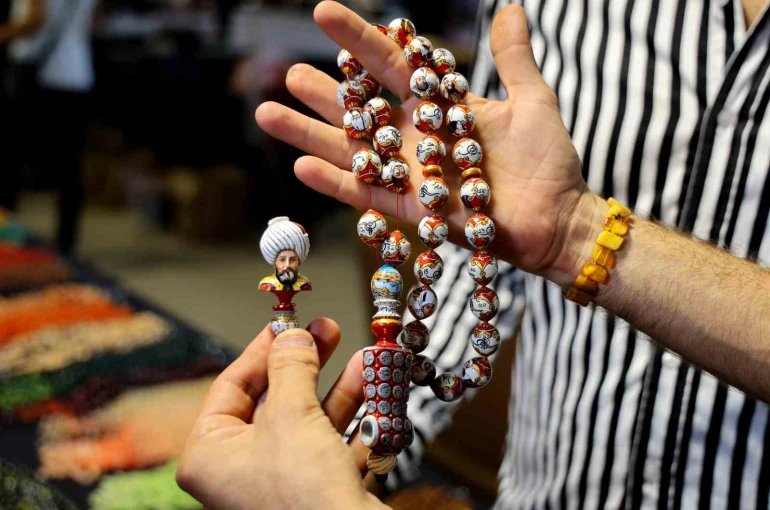 Padişah portreli tespihler görücüye çıktı 