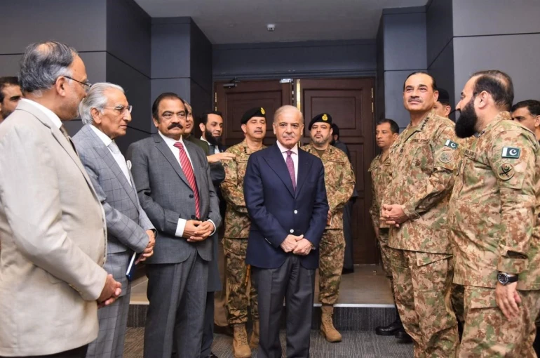 Pakistan Başbakanı Şerif, Genelkurmay Karargahı’nda askeri yetkililerle bir araya geldi 
