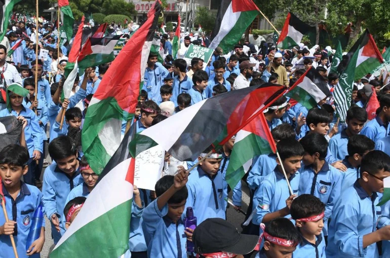 Pakistan’da İsrail’in Gazze’ye yönelik saldırıları ikinci yılında protesto edildi