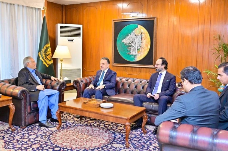 Pakistan Dışişleri Bakanı Dar, Büyükelçi Neziroğlu’nu kabul etti 