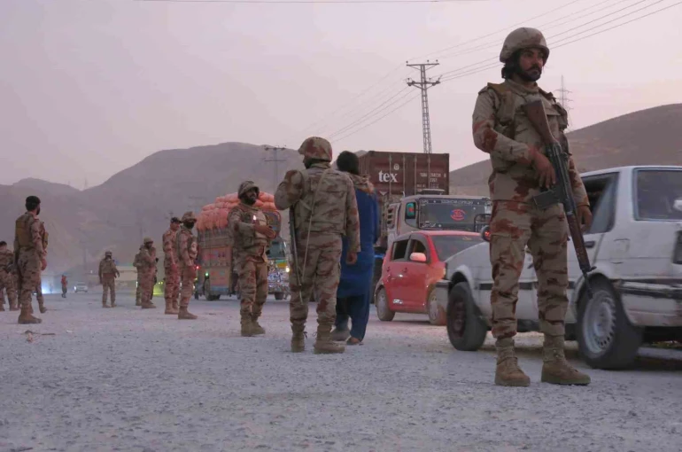 Pakistan’da çatışma: 12 asker hayatını kaybetti, 13 terörist öldürüldü