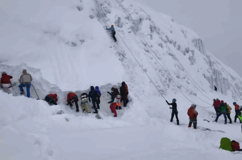 Palandöken’de buz tırmanışı eğitimi başarıyla gerçekleşti 