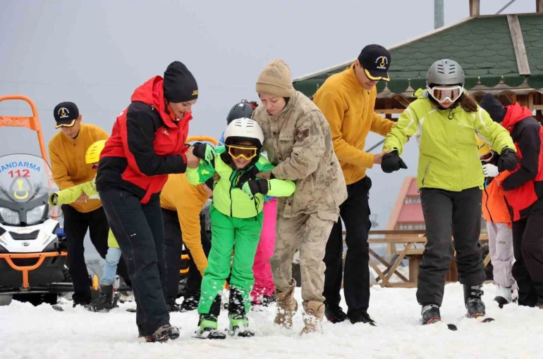 Palandöken’de sevgiye uzanan jandarma eli 