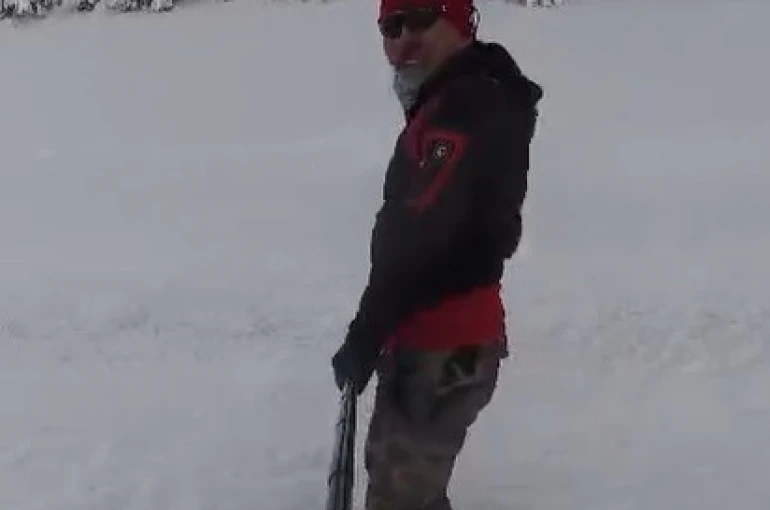 Palandöken’e gidemeyen kayak tutkunları köy yolunu piste çevirdi 