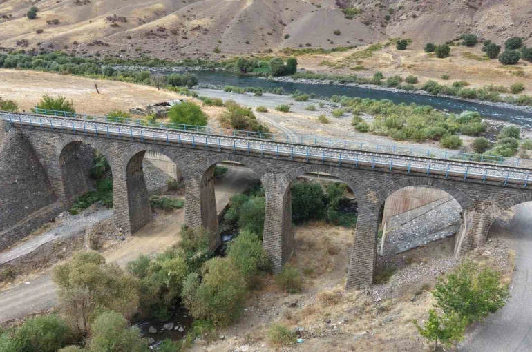 Palu’da 100 metrelik alanda 4 tarihi köprü 