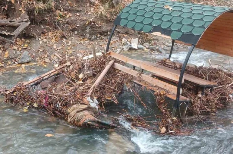 Palu’da Teke Deresi taştı: banklar sürüklendi 