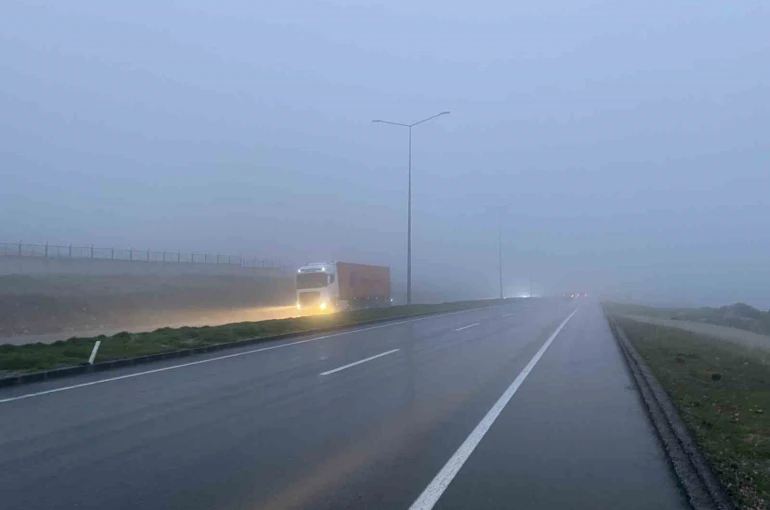 Pamuk geçidinde yoğun sis ve sağanak etkili oldu