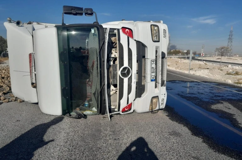 Pancar yüklü tır devrildi: 1 yaralı