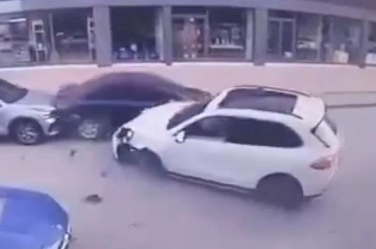 Panelvan ile çarpışan Porsche’nin tekeri koptu 