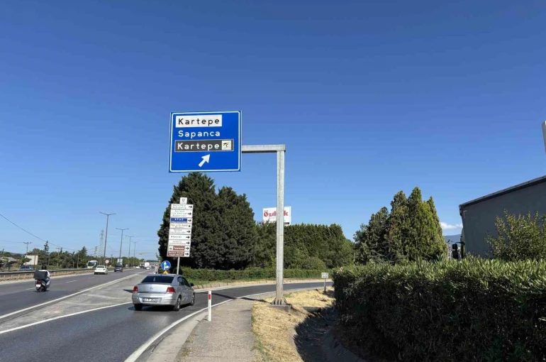Panelvan yön tabelasına çarptı: 1 ölü, 2 yaralı 