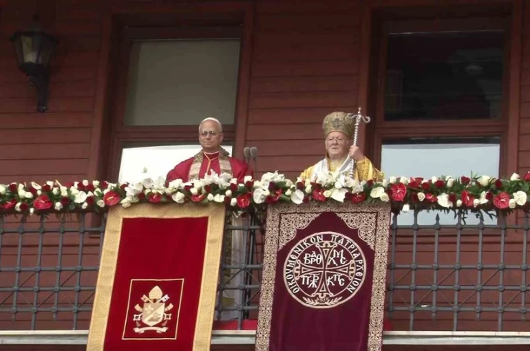 Papa 14. Leo ve Fener Rum Patriği Bartholomeos, ayine katılanları selamladı 