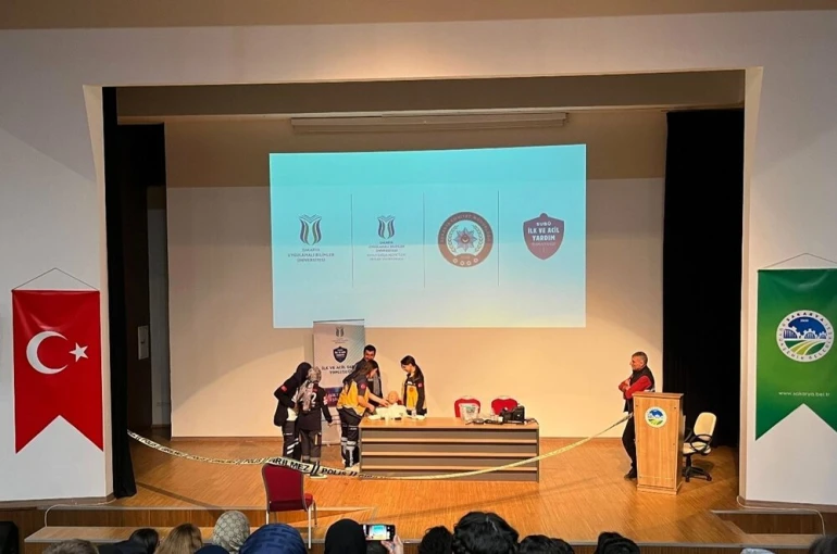 Paramedik öğrencilerine adli vaka uygulama eğitimi 