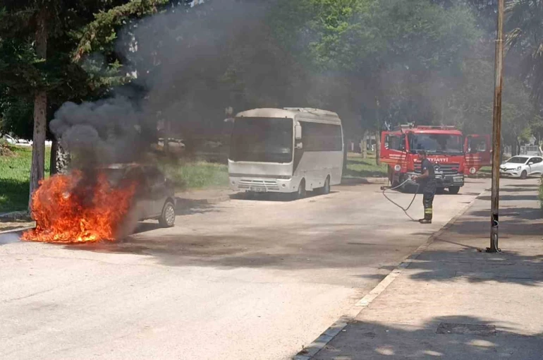 Park halinde yanan otomobil kullanılmaz hale geldi 
