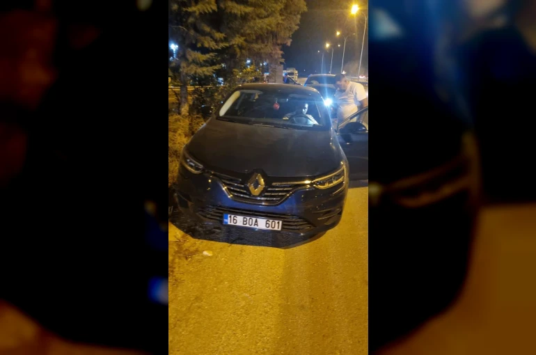 Park halindeki araca çarpan otomobildeki 2 kişi yaralandı