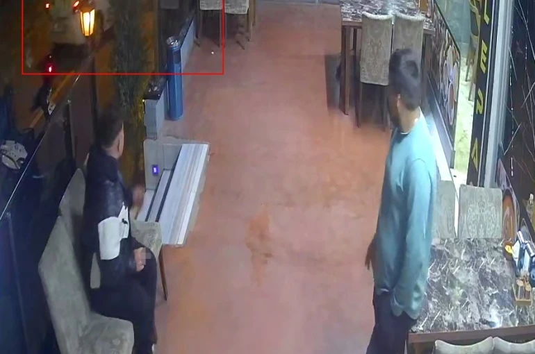 Park halindeki araca çarpıp kaçtı: Plakasını düşürüp kayıplara karıştı, o anlar kamerada 