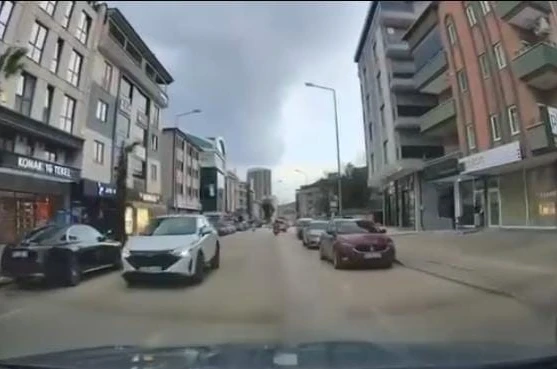 Park halindeki araçların arasından çıkan yayaya çarptı