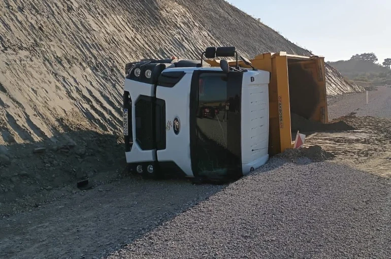 Park halindeki kamyon hareket edip devrildi 