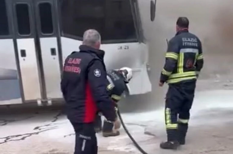 Park halindeki midibüs alev aldı