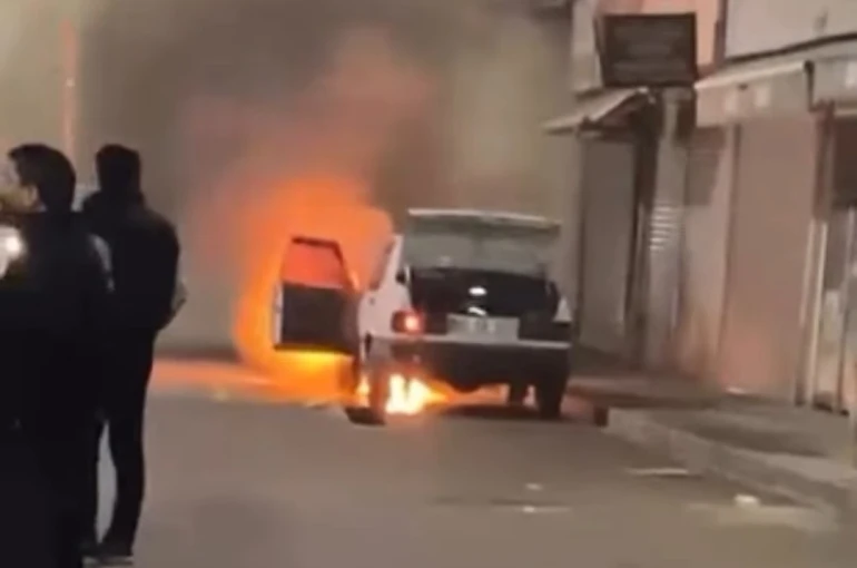 Park halindeki otomobil alev alev yandı