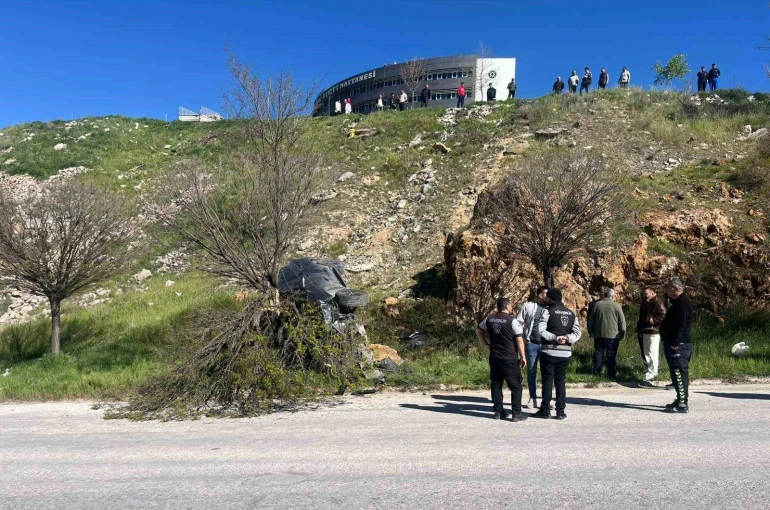 Park halindeki otomobil hareket ederek uçuruma yuvarlandı 