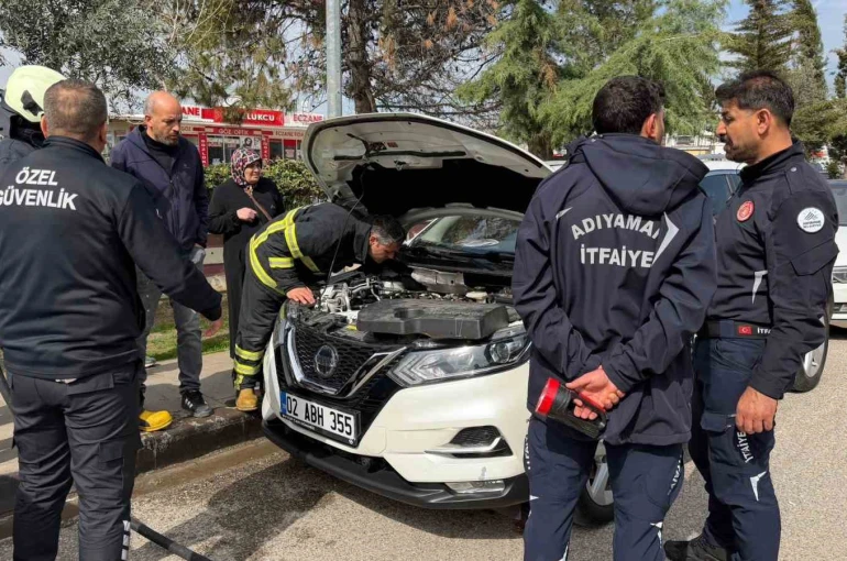 Park halindeki otomobilden yükselen duman korkuttu