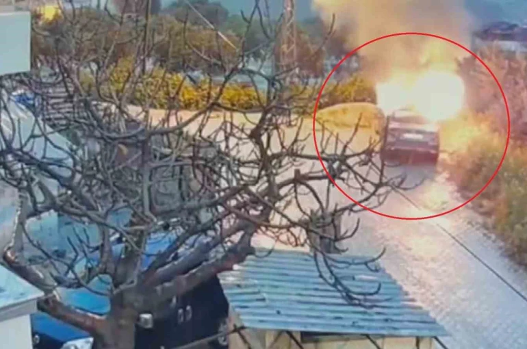 Park halindeki otomobili benzin döküp kundaklamak isterken kendini yaktı 