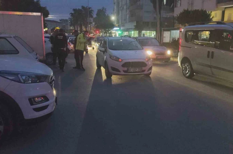 Park halindeki otomobilin açılan kapısına çarpan motosikletli yaralandı 