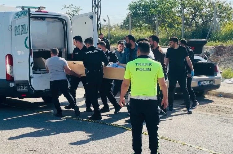 Park halindeki otomobilin içerisinde ölü bulundu 