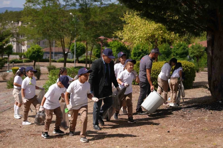 Parkı temizleyen görevlilere öğrenciler destek oldu 