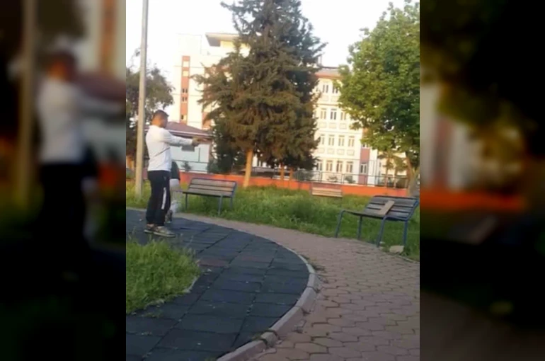 Parkta çocuğa oyuncak silahla atış talimi yaptırdı 